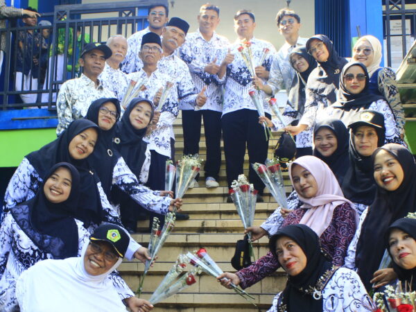 Peringatan Hari Guru Nasional di SMA Maarif Lawang: Dedikasi Guru dan Kolaborasi Siswa